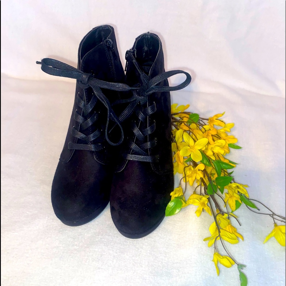 Sz 6 1/2 M suede like pumps. Rampage brand. VERY CUTE!! Side zip ups/lace ups.